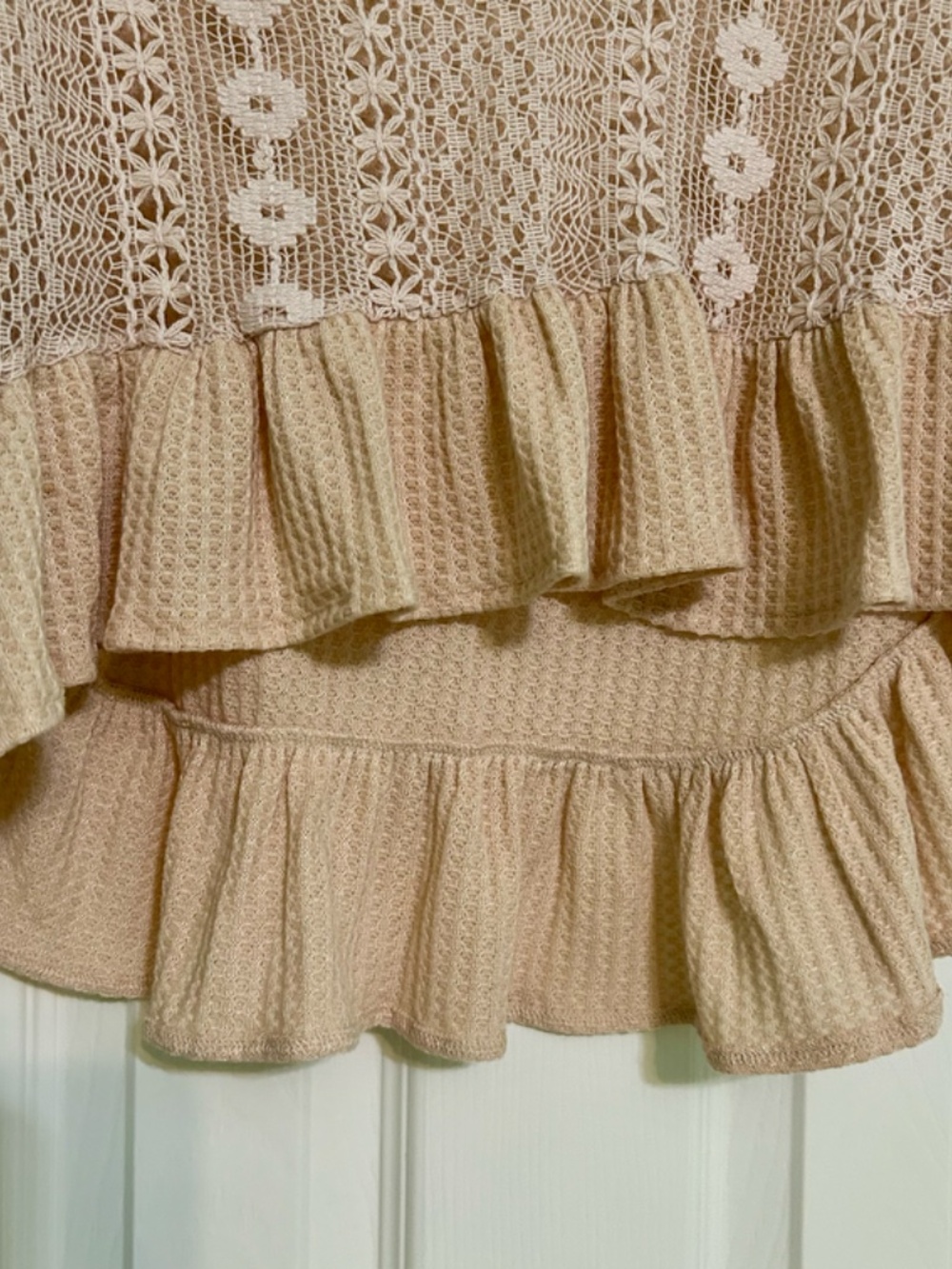 Beige Crop Top Crochet Overlay Ruffle Hem Short Sleeves HiLow Vneck XSmall - Picture 6 of 12